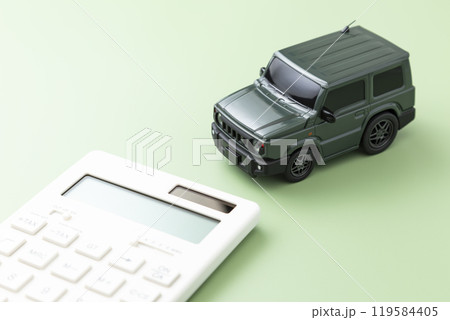 グリーン背景におもちゃの自動車と電卓 グリーン背景におもちゃの自動車と電卓 119584405