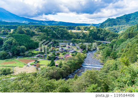 【長野県】開田高原 柳又ビューポイントから望む柳又の集落 【長野県】開田高原 柳又ビューポイントから望む柳又の集落 119584406
