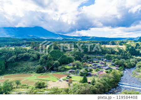 【長野県】開田高原　柳又ビューポイントから望む柳又の集落 119584408