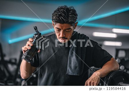 ジムで水分補給する男性 119584416