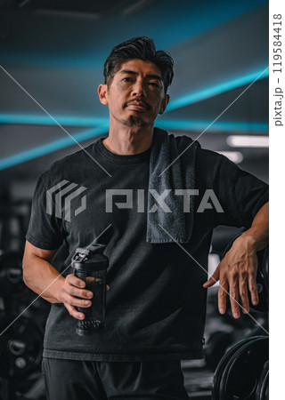 ジムで水分補給する男性 119584418
