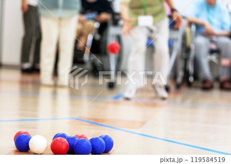 障害者スポーツのボッチャを楽しむ人々 119584519
