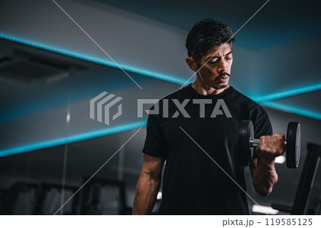 ジムでダンベルトレーニングする男性 119585125
