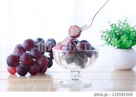 窓辺のピオーネ （ カットイメージ ） 119585389