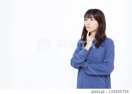 悩んでいる女性 119585754