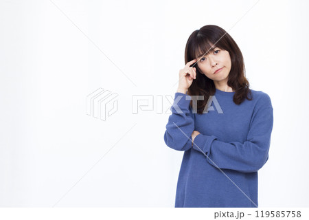 悩んでいる女性 119585758