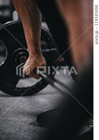 バーベルを持つ男性の手元 119585890