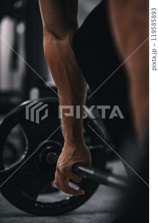 バーベルを持つ男性の手元 119585893