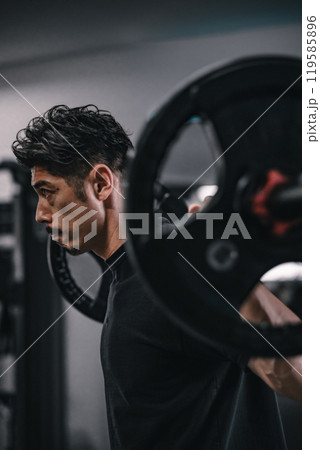 ジムでバーベルでウェイトトレーニングする男性 ジムでバーベルでウェイトトレーニングする男性 119585896