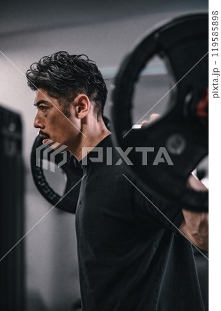 ジムでバーベルでウェイトトレーニングする男性 119585898
