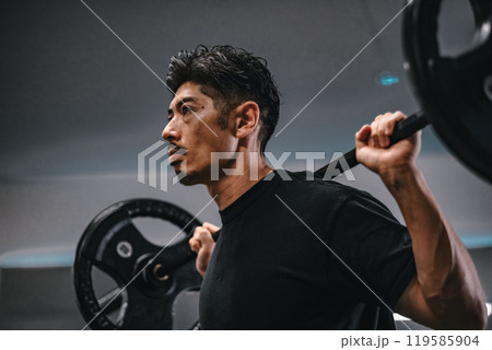 ジムでバーベルでウェイトトレーニングする男性 ジムでバーベルでウェイトトレーニングする男性 119585904