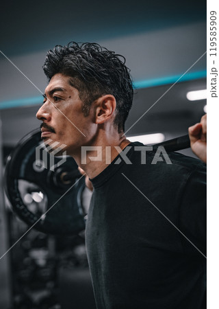 ジムでバーベルでウェイトトレーニングする男性 119585909