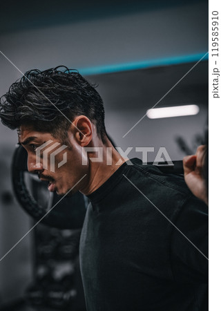 ジムでバーベルでウェイトトレーニングする男性 ジムでバーベルでウェイトトレーニングする男性 119585910