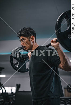ジムでバーベルでウェイトトレーニングする男性 119585911