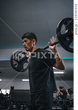 ジムでバーベルでウェイトトレーニングする男性 ジムでバーベルでウェイトトレーニングする男性 119585916