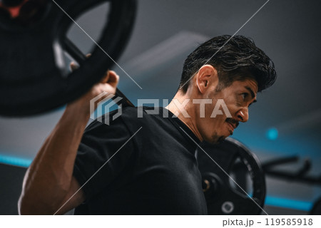 ジムでバーベルでウェイトトレーニングする男性 ジムでバーベルでウェイトトレーニングする男性 119585918