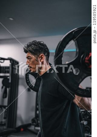ジムでバーベルでウェイトトレーニングする男性 119585921