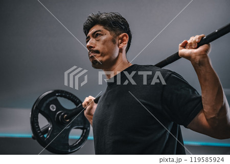 ジムでバーベルでウェイトトレーニングする男性 ジムでバーベルでウェイトトレーニングする男性 119585924