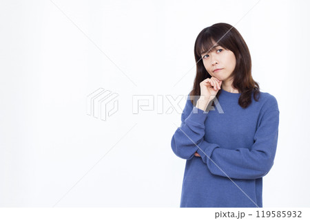 悩んでいる女性 119585932