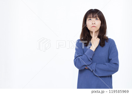 悩んでいる女性 悩んでいる女性 119585969