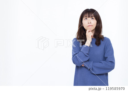 悩んでいる女性 119585970