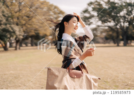 冬にお出掛けをする女性 119585973