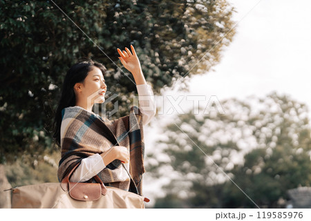 冬にお出掛けをする女性 119585976