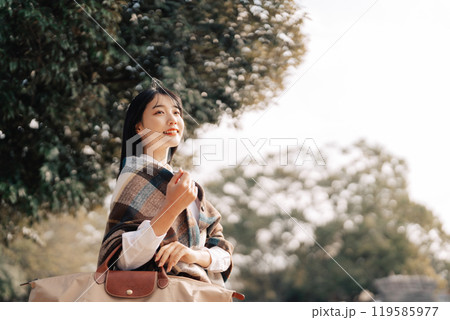 冬にお出掛けをする女性 冬にお出掛けをする女性 119585977