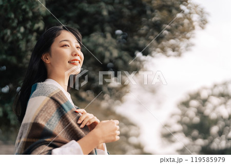 冬にお出掛けをする女性 119585979