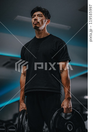 ジムでバーベルの重りを持った男性のポートレート ジムでバーベルの重りを持った男性のポートレート 119585997