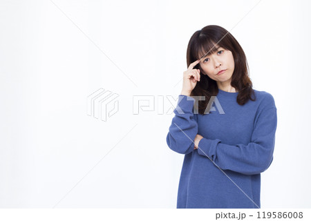 真剣に悩んでいる女性 119586008