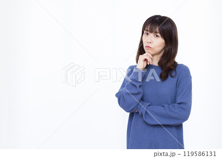 悩んでいる女性 悩んでいる女性 119586131