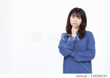 悩んでいる女性 119586197