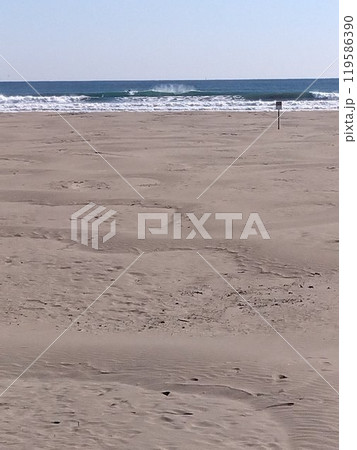 海岸に打ち寄せる波と砂浜 海岸に打ち寄せる波と砂浜 119586390