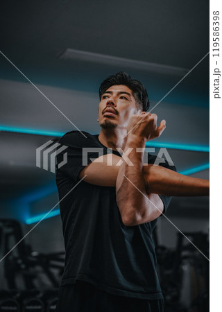 ジムでストレッチをする男性 ジムでストレッチをする男性 119586398