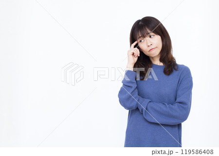 悩んでいる女性 悩んでいる女性 119586408