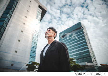 都会のビル群と男性 119586783