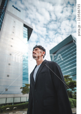 都会のビル群と男性 119586785