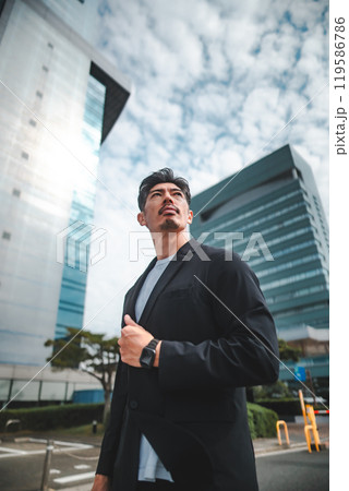 都会のビル群と男性 119586786