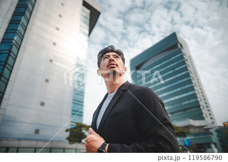 都会のビル群と男性 119586790