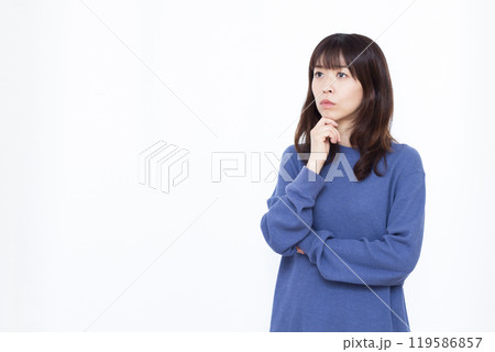 悩んでいる女性 119586857
