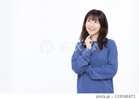 笑顔で考えている女性 119586971