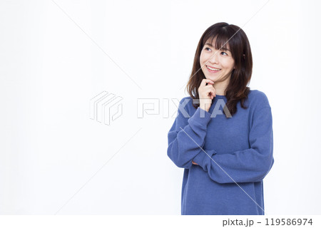 笑顔で考えている女性 119586974