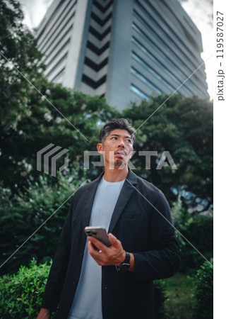 ビル群でスマホを持つ男性 ビル群でスマホを持つ男性 119587027