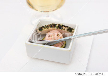 おいしいビジネスクラスの機内食の前菜、鶏肉のハーブ焼きとフムスとシャンパン 119587510