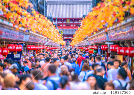 日本の東京都市景観10月。ほとんどが外国人…コロナ禍前を超える外国人観光客らで賑わう浅草寺＝24日 119587560