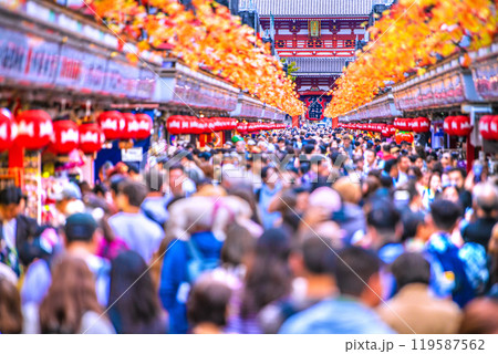 日本の東京都市景観 10月。インバウンド続く…脅威の人流、外国人観光客で溢れる浅草寺＝24日 119587562
