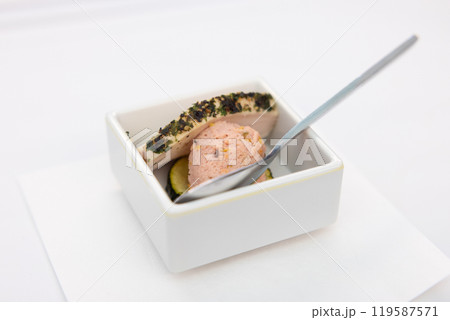 おいしいビジネスクラスの機内食の前菜、鶏肉のハーブ焼きとフムス 119587571