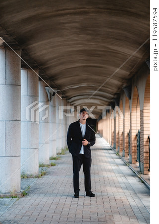 セットアップを着た男性 119587594