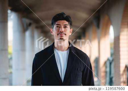 セットアップを着た男性 119587600
